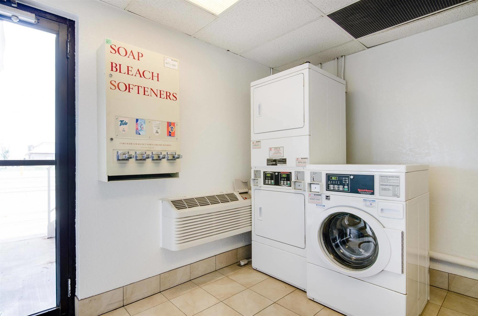 Motel 6-Salina, Ks ภายนอก รูปภาพ